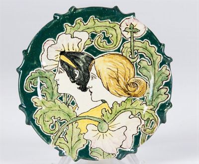 Fratelli Minardi, Piattino in terracotta maiolicata con motivo liberty