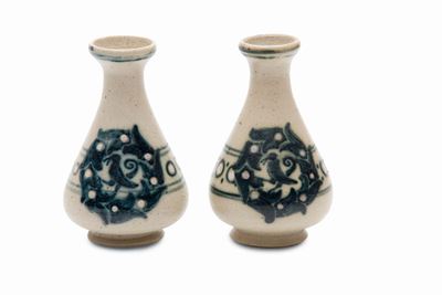 Galileo Chini, Mugello, coppia di piccoli vasi in grès con decoro floreale, 1910 ca.