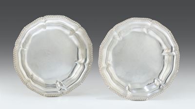 Coppia di Piatti in Argento Sterling, Inghilterra XX Secolo, Bolli della Città di Londra 1902 e D...