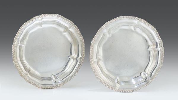 Coppia di piatti in argento sterling, Inghilterra XX secolo, bolli della città di Londra 1902 e dell’argentiere DW. JW entro scudo