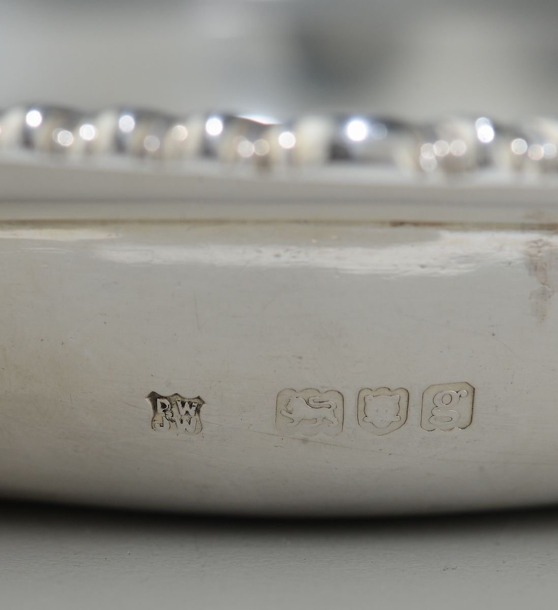Coppia di Piatti in Argento Sterling, Inghilterra XX Secolo, Bolli della Città di Londra 1902 e D...