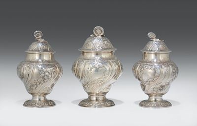 Set di Tre Scatole Porta Tè in Argento Sterling Fuso, Sbalzato e Cesellato, Inghilterra XVIII Sec...
