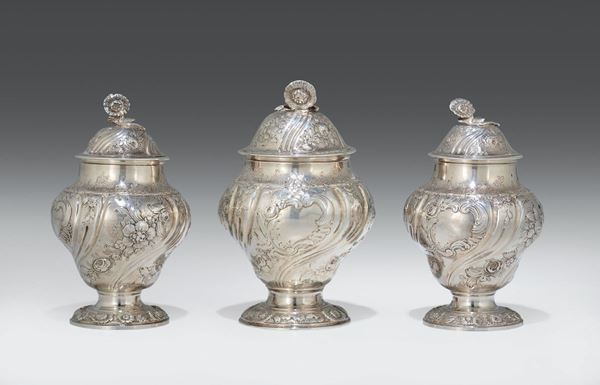 Set di tre scatole porta tè in argento sterling fuso, sbalzato e cesellato, Inghilterra XVIII secolo, città di Londra 1754, argentiere S.Herbert&Co.