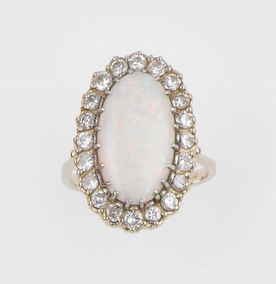 Anello con Opale e Diamanti a Contorno
