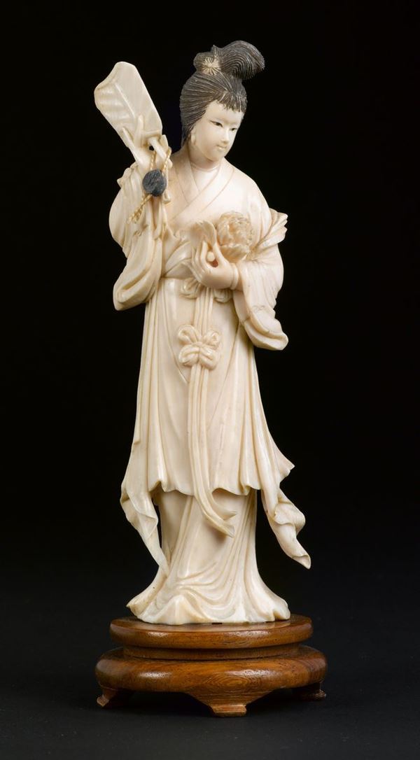 Piccola figura di Guanyn in avorio con ventaglio, Cina, inizio XX secolo
