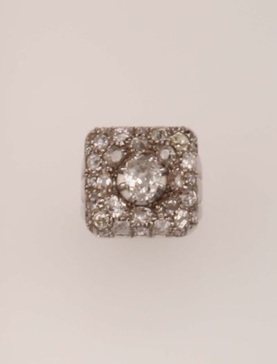 Anello con Diamante Centrale e Diamanti a Contorno