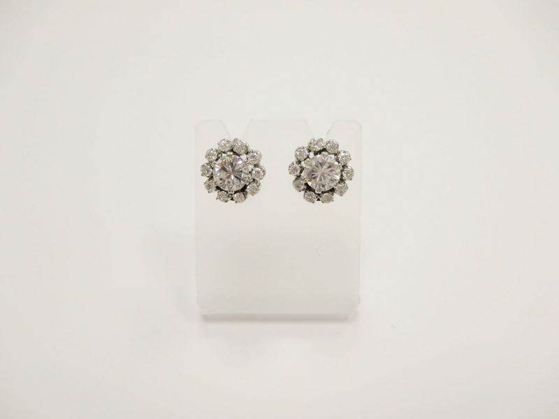 A pair of diamond earrings  - Auction Jewels Timed Auction - Cambi Casa d'Aste
