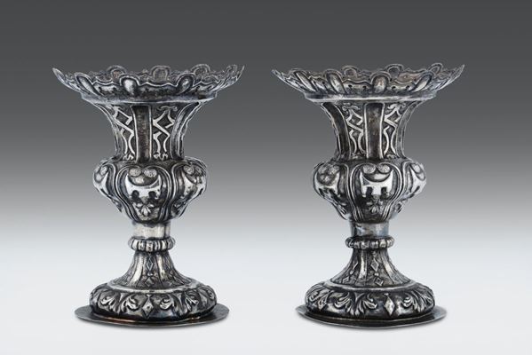Coppia di vasi in argento sbalzato e cesellato, Repubblica Veneta XVIII secolo (apparentemente privo di punzonatura)