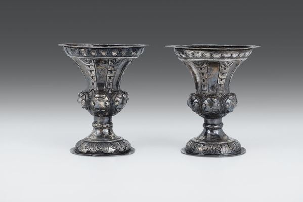 Coppia di vasi in argento sbalzato e cesellato, Repubblica Veneta XVIII secolo (apparentemente privi di punzonatura)