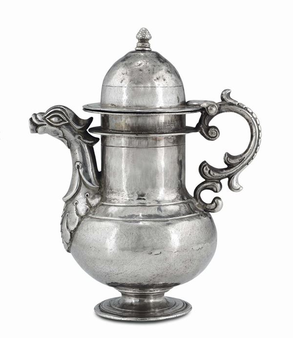 Raro versatoio in argento fuso, sbalzato e cesellato, Veneto o Germania XVI-XVII secolo