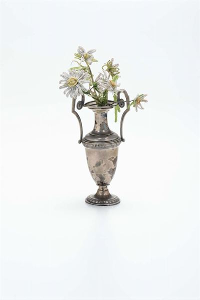 Vasetto Biansato in Argento Direttorio con Margherite in Perle, XIX Secolo