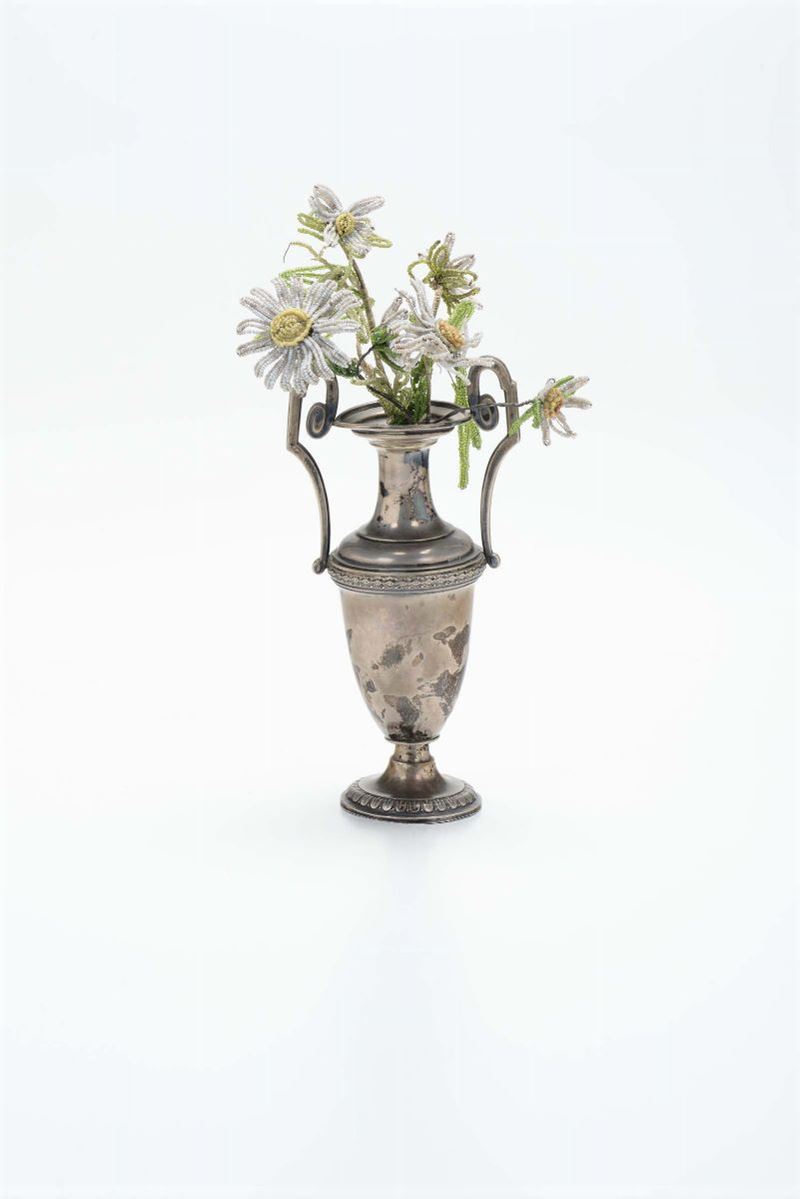 Vasetto biansato in argento direttorio con margherite in perle, XIX secolo  - Asta Antiquariato - Cambi Casa d'Aste