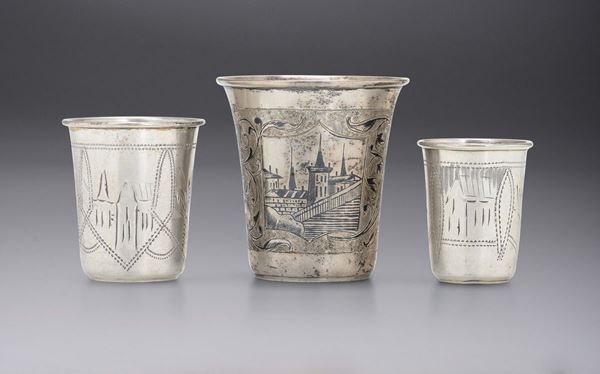 Tre bicchieri in argento sbalzato, inciso e niellato, Russia XIX secolo , Kiev e Mosca 186