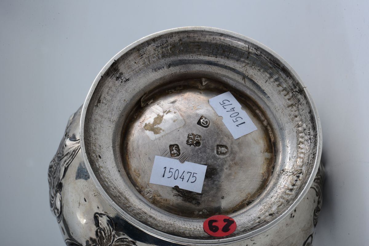 Caffettiera in Argento Sterling Fuso, Sbalzato e Cesellato, Inghilterra XVIII Secolo, Città di Lo...