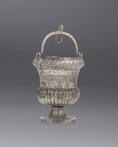 Secchiello in Argento Sbalzato, Fuso e Cesellato, Napoli, Metà XIX Secolo. Bollo di Garanzia del ...