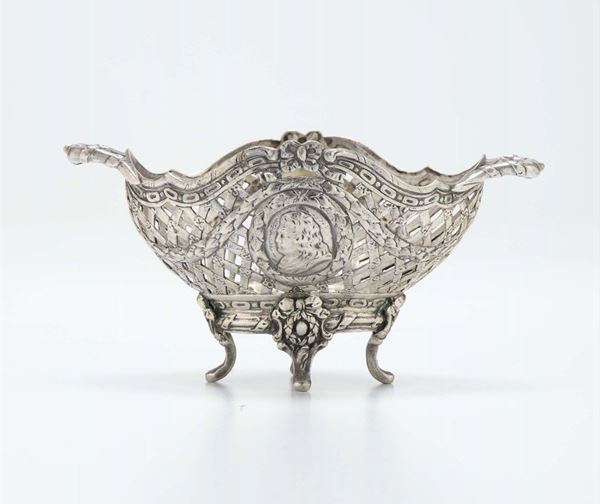 Cestino traforato ovale in argento con medaglioni, Francia XIX secolo