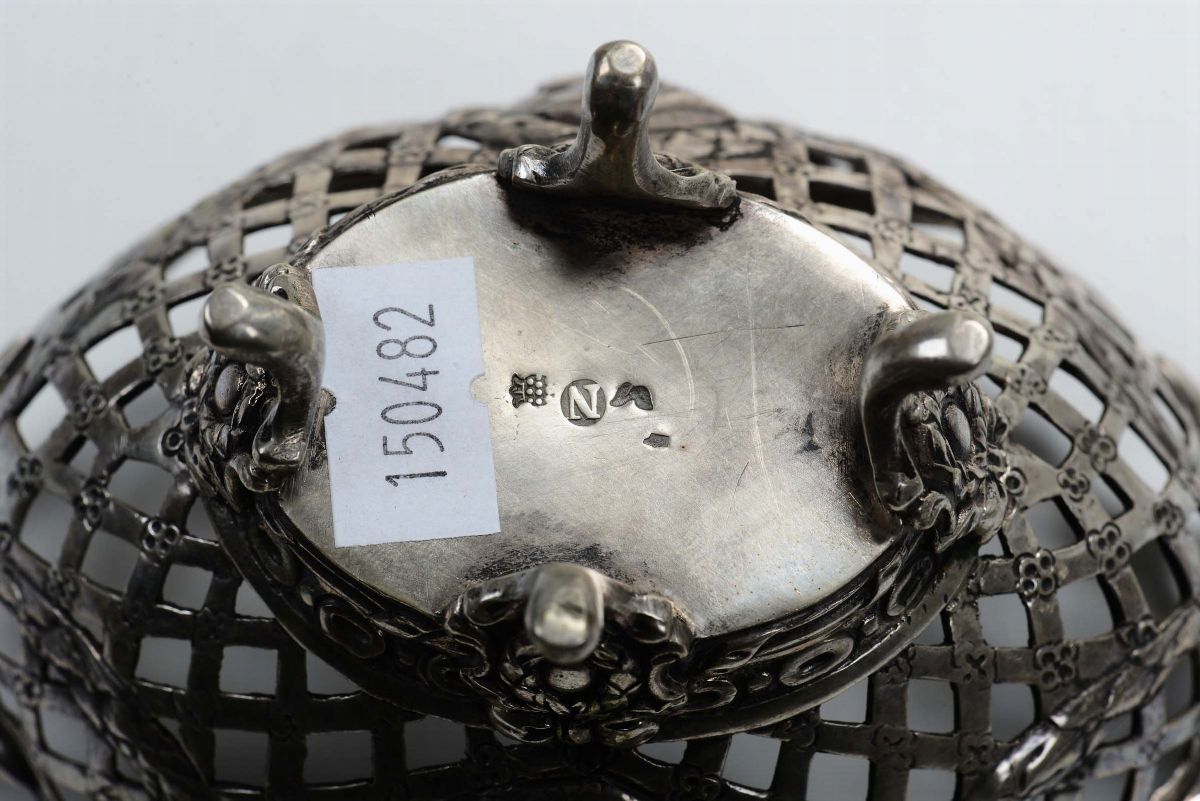 Cestino Traforato Ovale in Argento con Medaglioni, Francia XIX Secolo