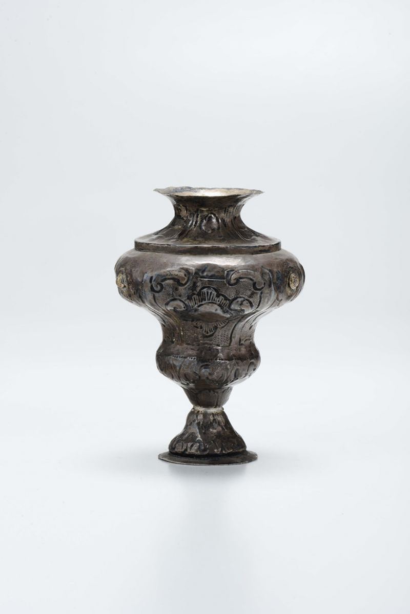 Vasetto a boccia in argento sbalzato barocco  - Asta Antiquariato - Cambi Casa d'Aste