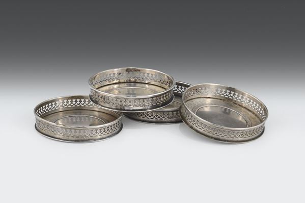Set di quattro sottobottiglia in argento con bordo a ringhiera traforata, Lombardo-Veneto XIX secolo (apparentemente privi di punzonatura)