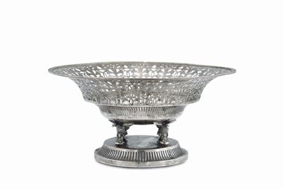 Centrotavola in Argento Fuso, Sbalzato e Traforato, Impero Austro-ungarico, Vienna Fine del XIX S...