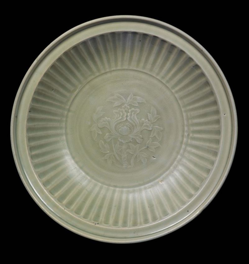 A Celadon porcelain dish with fluted lotus flower, China, Ming Dynasty, 17th century  - Auction Fine Chinese Works of Art - Cambi Casa d'Aste