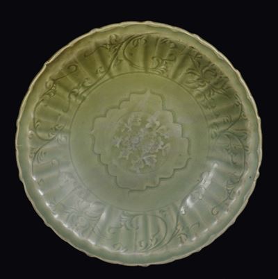 Piatto in Porcellana Celadon con Decoro Baccellato, Cina, Dinastia Yuan (1279-1368)