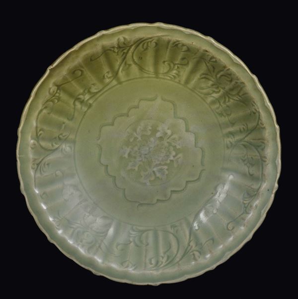 Piatto in porcellana Celadon con decoro baccellato, Cina, Dinastia Yuan (1279-1368)