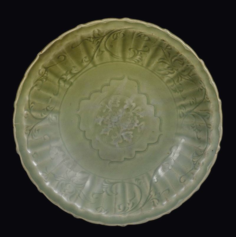 Piatto in porcellana Celadon con decoro baccellato, Cina, Dinastia Yuan (1279-1368)  - Asta Fine Chinese Works of Art - Cambi Casa d'Aste