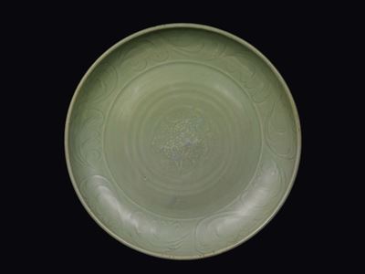 Piatto in Porcellana Celadon con Decoro Naturlaistico, Cina, Dinastia Ming, XVI Secolo