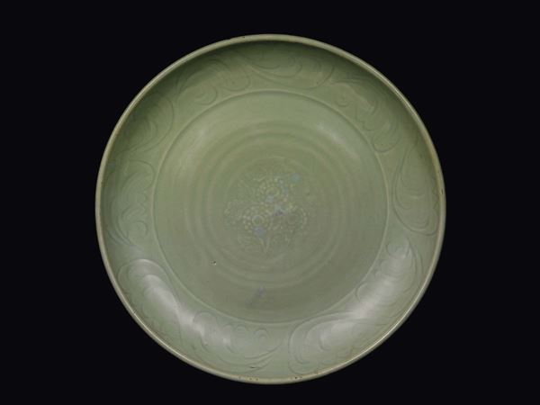 Piatto in porcellana Celadon con decoro naturlaistico, Cina, Dinastia Ming, XVI secolo