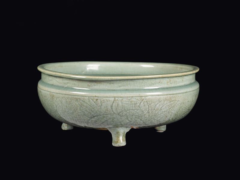 Incensiere in porcella Celadon craquelè, Cina, Dinastia Ming, XVII secolo  - Asta Fine Chinese Works of Art - Cambi Casa d'Aste