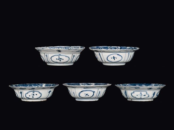 Cinque coppette in porcellana bianca e blu a decoro naturalistico, Cina, Dinastia Ming, epoca Wanli (1573-1619)