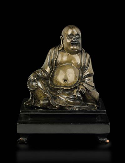 Figura di Budai in Bronzo Seduto con Collana da Preghiera, Cina, Dinastia Qing, XVIII Secolo