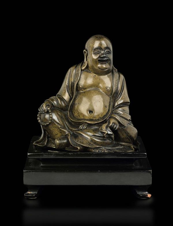 Figura di Budai in bronzo seduto con collana da preghiera, Cina, Dinastia Qing, XVIII secolo