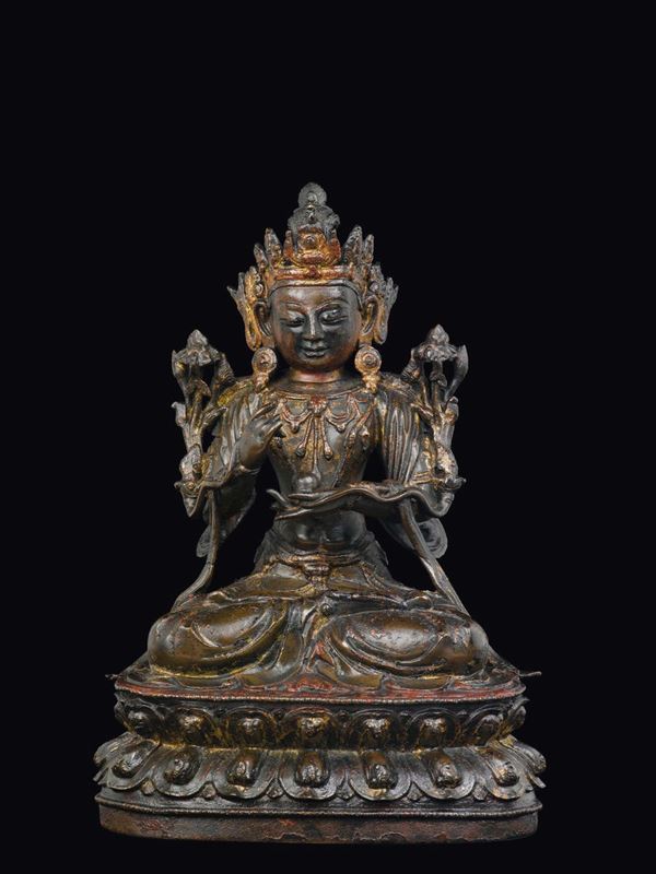 Figura di Samantabhadra seduta in bronzo con tracce di cromia, Cina, Dinastia Ming, XVI secolo