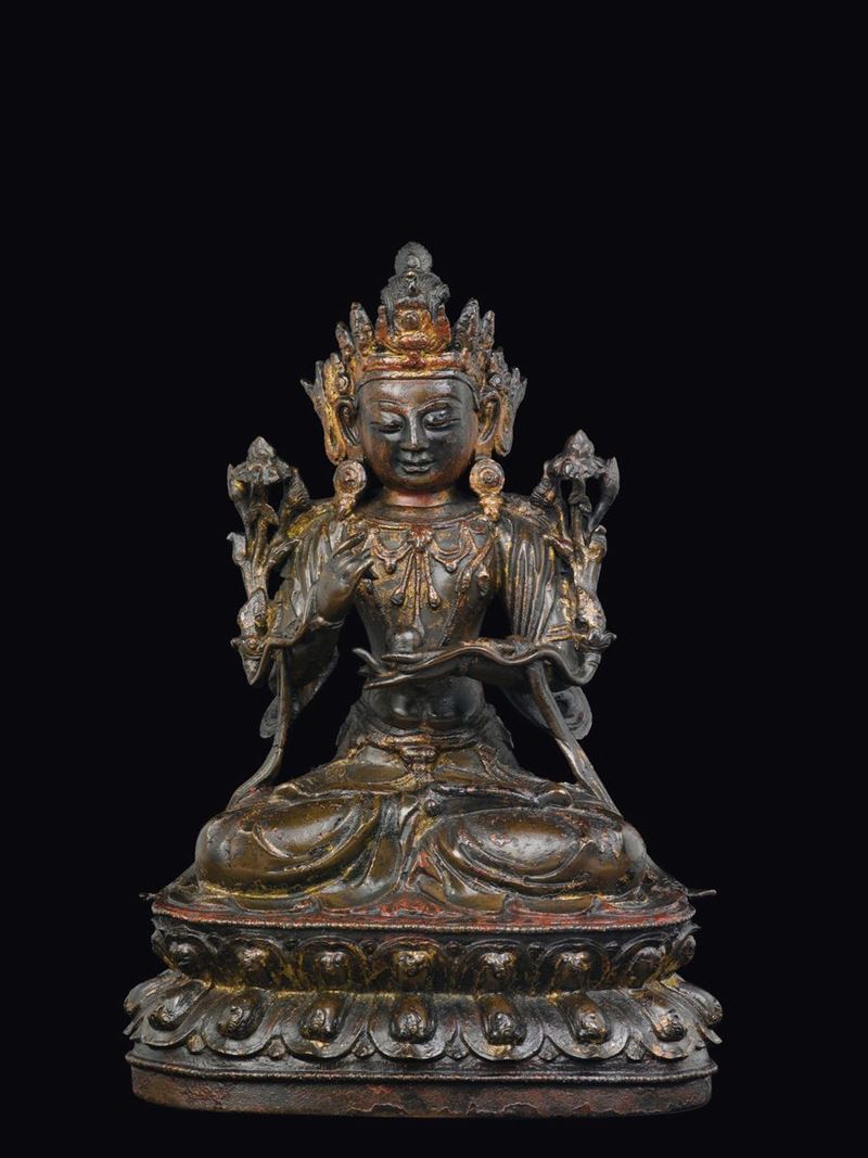 Figura di Samantabhadra seduta in bronzo con tracce di cromia, Cina, Dinastia Ming, XVI secolo  - Asta Fine Chinese Works of Art - Cambi Casa d'Aste