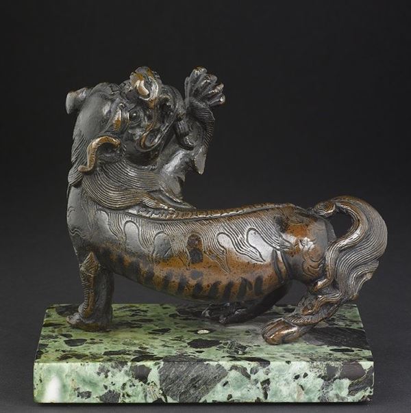 Cane di Pho in bronzo su base in granito, Cina, XX secolo