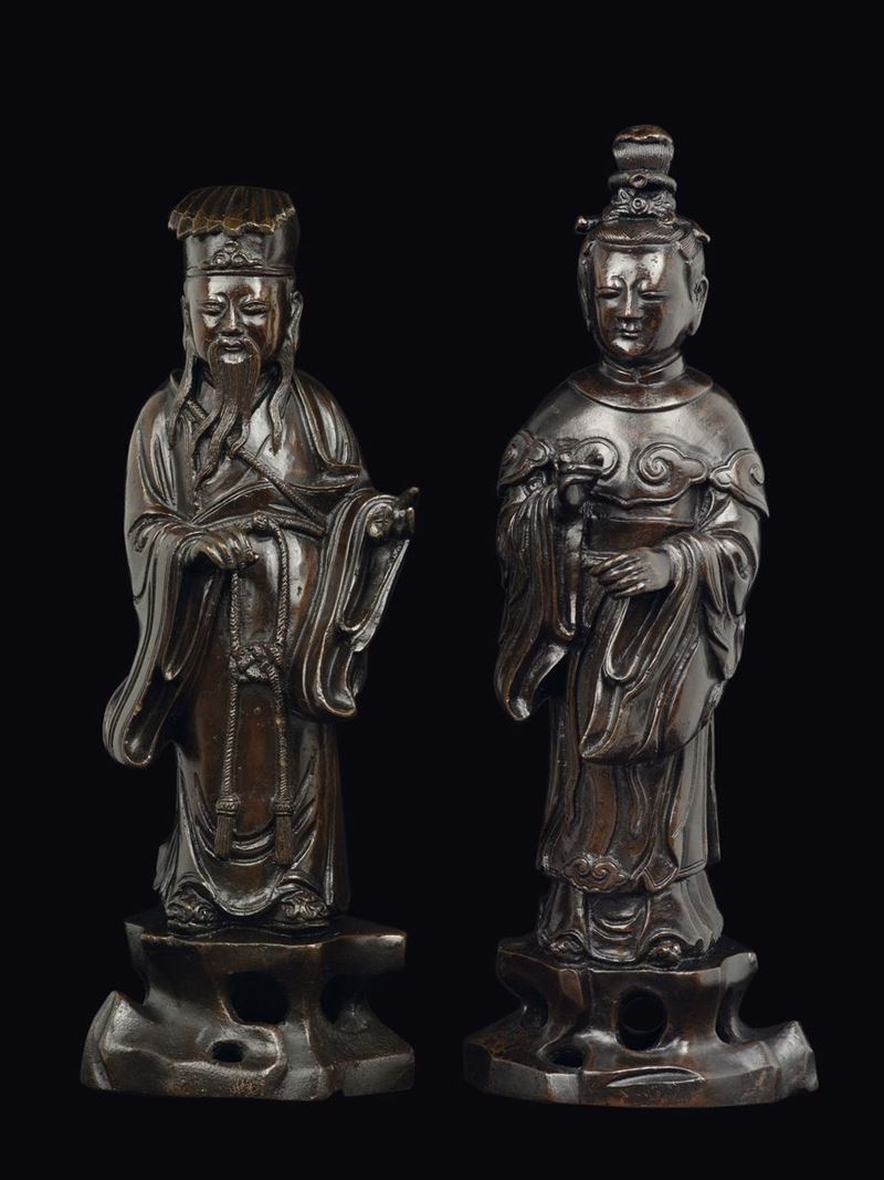 Due personaggi, Guanyin e dignitario, eretti in bronzo, Cina, Dinastia Ming, XVII secolo  - Asta Fine Chinese Works of Art - Cambi Casa d'Aste
