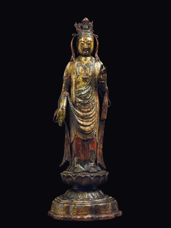 Figura di Buddha eretto in bronzo dorato a freddo sopra fiore di loto, Giappone, XIX secolo