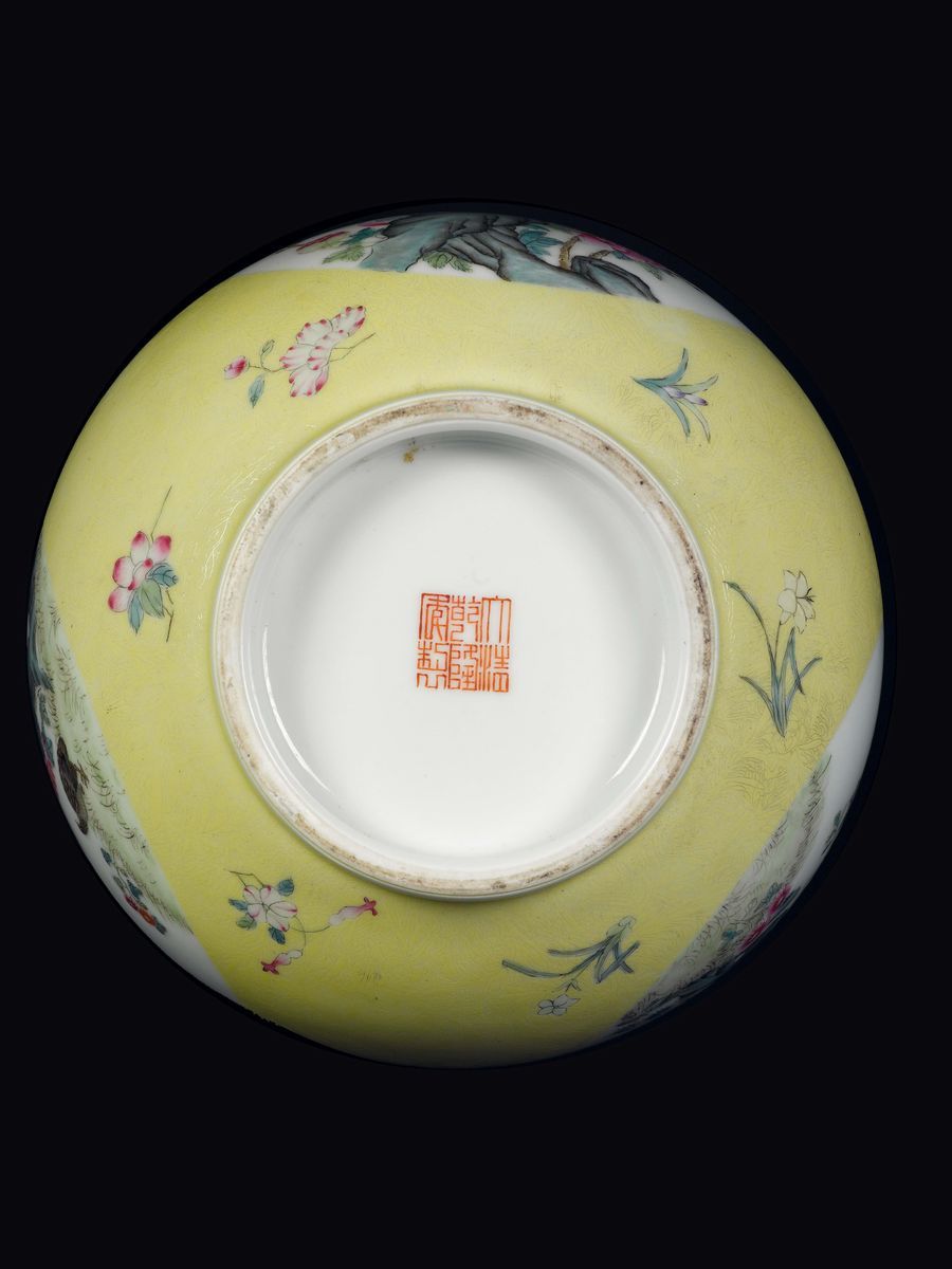 Vaso in Porcellana a Fondo Giallo con Decoro Floreale Entro Riserve, Cina, Dinastia Qing, Inizio ...