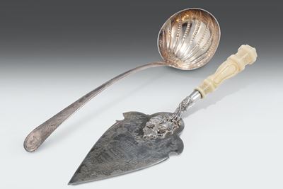 Mestolo in Argento, Irlanda, XIX Secolo e Cazzuola in Argento Commemorativa per la Posa della Pri...