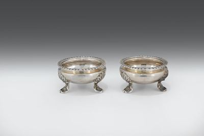 Coppia di Saliere in Argento Sterling Fuso, Sbalzato e Cesellato, Inghilterra XIX Secolo, Città d...