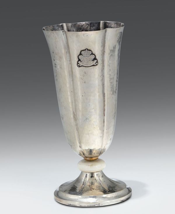 Vaso in argento fuso, sbalzato e cesellato. Italia XX secolo. Argentiere R.Miracoli - Milano