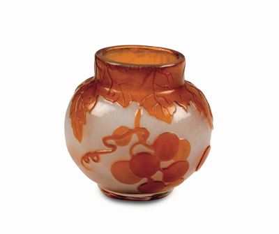 Émile Gallé, Vaso in vetro a cammeo con decoro di tralci e grappolo d’uva, Nancy, 1900 ca