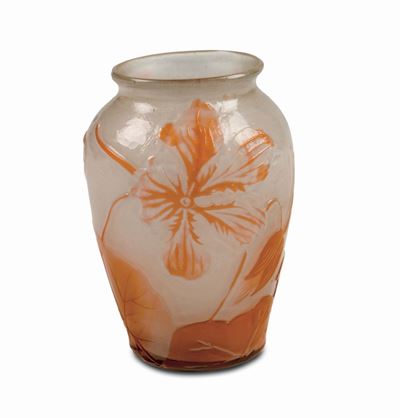 Émile Gallé, Piccolo vaso in vetro a cammeo con decoro floreale, Nancy, 1900 ca