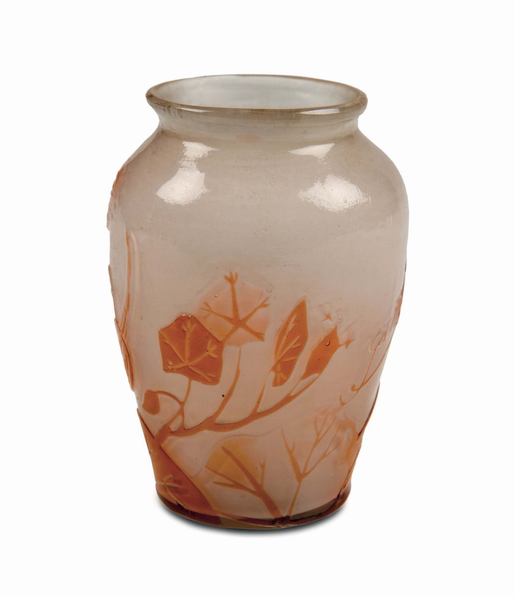 Émile Gallé, Piccolo vaso in vetro a cammeo con decoro floreale, Nancy, 1900 ca