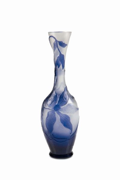 Émile Gallé, Vaso soliflore in vetro a cammeo con decoro floreale (Nancy), 1900 ca.