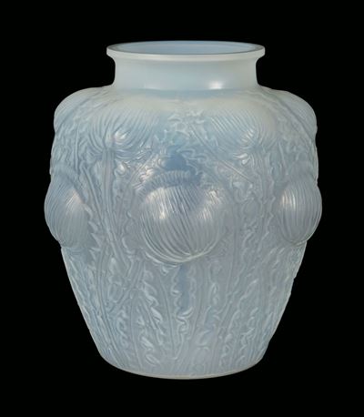 René Lalique, Vaso “Chardons” in vetro opalescente con decorazione floreale in basso rilievo