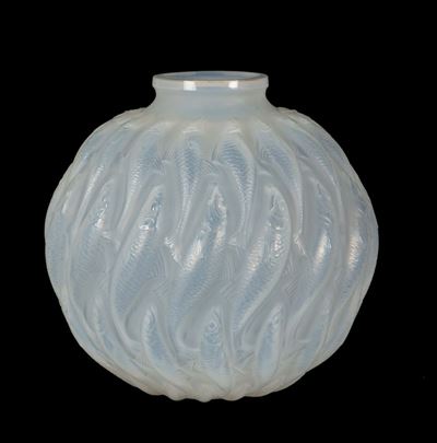 René Lalique, Vaso a sfera in vetro opalescente con decoro di pesci stilizzati