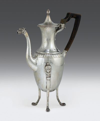 Elegante Caffettiera Impero in Argento Fuso, Sbalzato e Cesellato, Napoli Primo Quarto del XIX Se...
